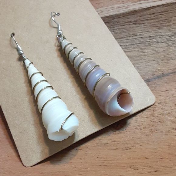 Sea Shells fishhook earings! 2 1/2 inches... - Picture 3 of 4